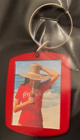 93207-1 € 2,00 coca cola sleutelhanger dame met strandhoed.jpeg